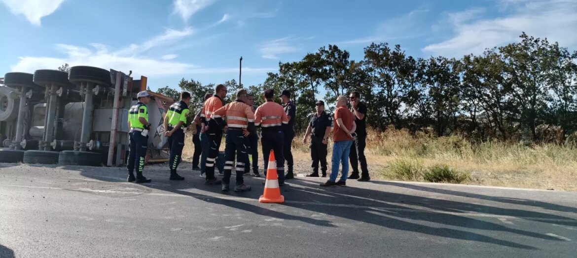 balikesir-savastepede-devrilen-tanker-yolu-6-saat-sonra-acildi-6J9hjfKz.jpg
